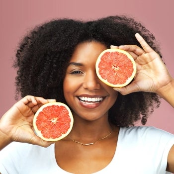 Saiba quais nutrientes garantir no cardápio para manter pele, cabelo e unhas saudáveis