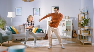 Dançar em casa ajuda a movimentar o corpo e ainda pode ser feito em família