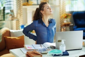 Alongamento e home office: veja exercícios para evitar dores no corpo
