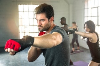 Muay thai, kickboxing, taekwondo, judô, krav maga e karatê são tipos de luta que podem ajudar na defesa pessoal
