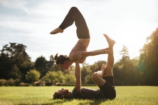 Acroyoga: conheça a modalidade que une acrobacias com a yoga tradicional
